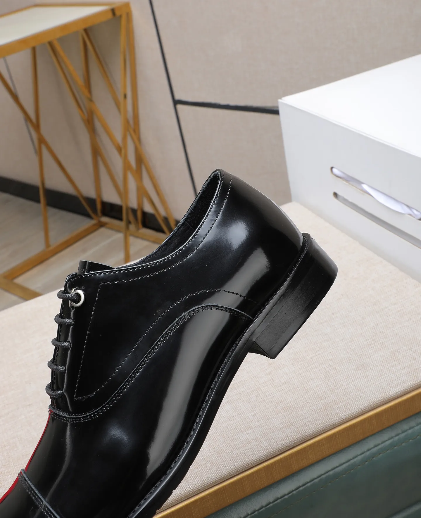 Men's shoes 💰540📛📛 (water-dyed cow lining) Salvatore Ferragamo high-end (Salvatore Ferragamo) is the world's top luxury footwear brand, coming from the fashion kingdom of Italy. It is famous all over the world for its traditional handmade design and novel styles... 🚶🏻🚶🏻New suit shoes are available simultaneously at the counter. This model is made of pure handmade imported Italian calfskin ➕soft water-dyed cowhide lining Original authentic outsole🌀🌀Size: 38➖44 (45 46 customized)
